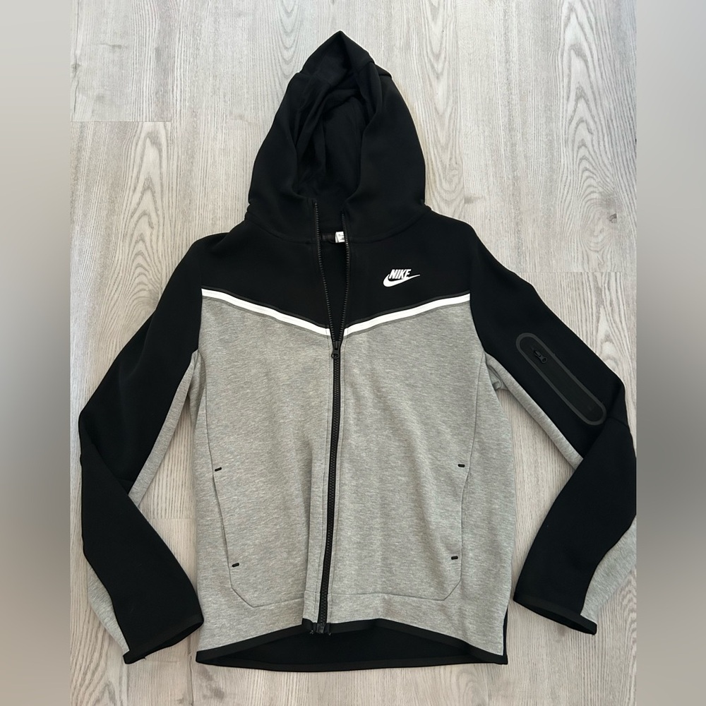 Nike tech fleece hoodie (Youth) - XL